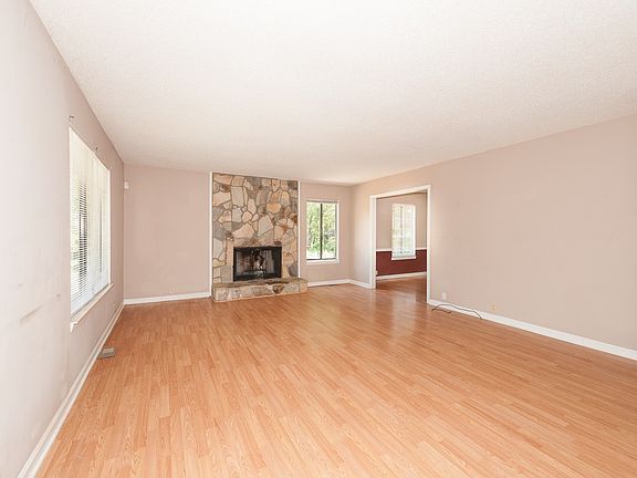2nd image of 108 Creek Valley Dr