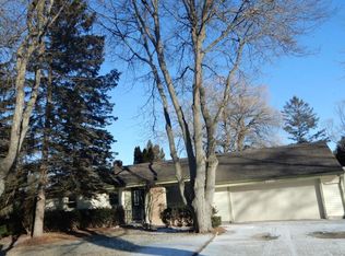 10212 N Sunnycrest Dr, Mequon, WI 53092