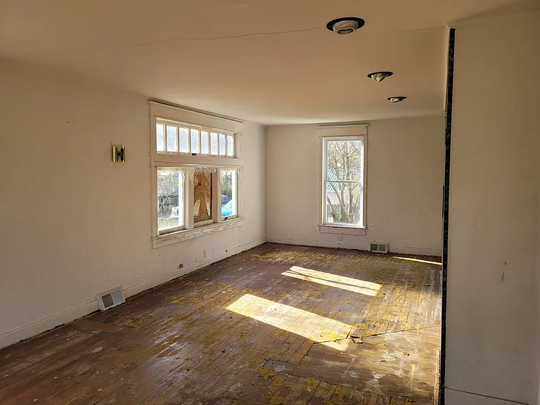 332 N French St — Photo 6