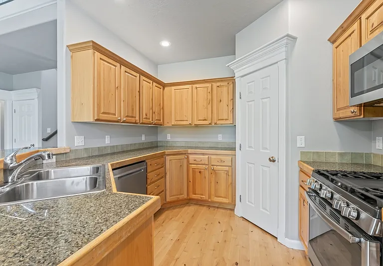 552 E Whitney Ct — Photo 14