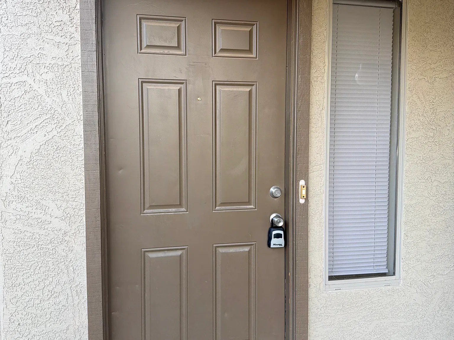 4 bed, 2200 sqft, $1,975 — Photo 3