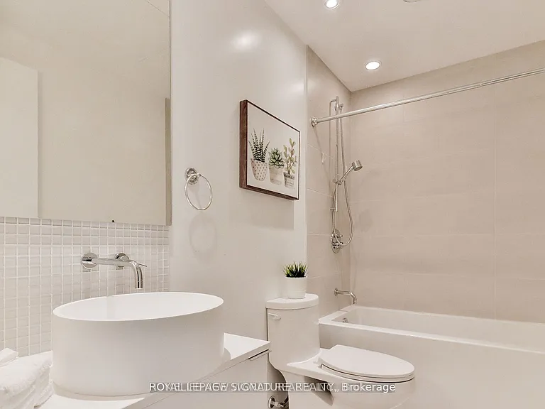 185 Roehampton Ave #219 — Photo 8