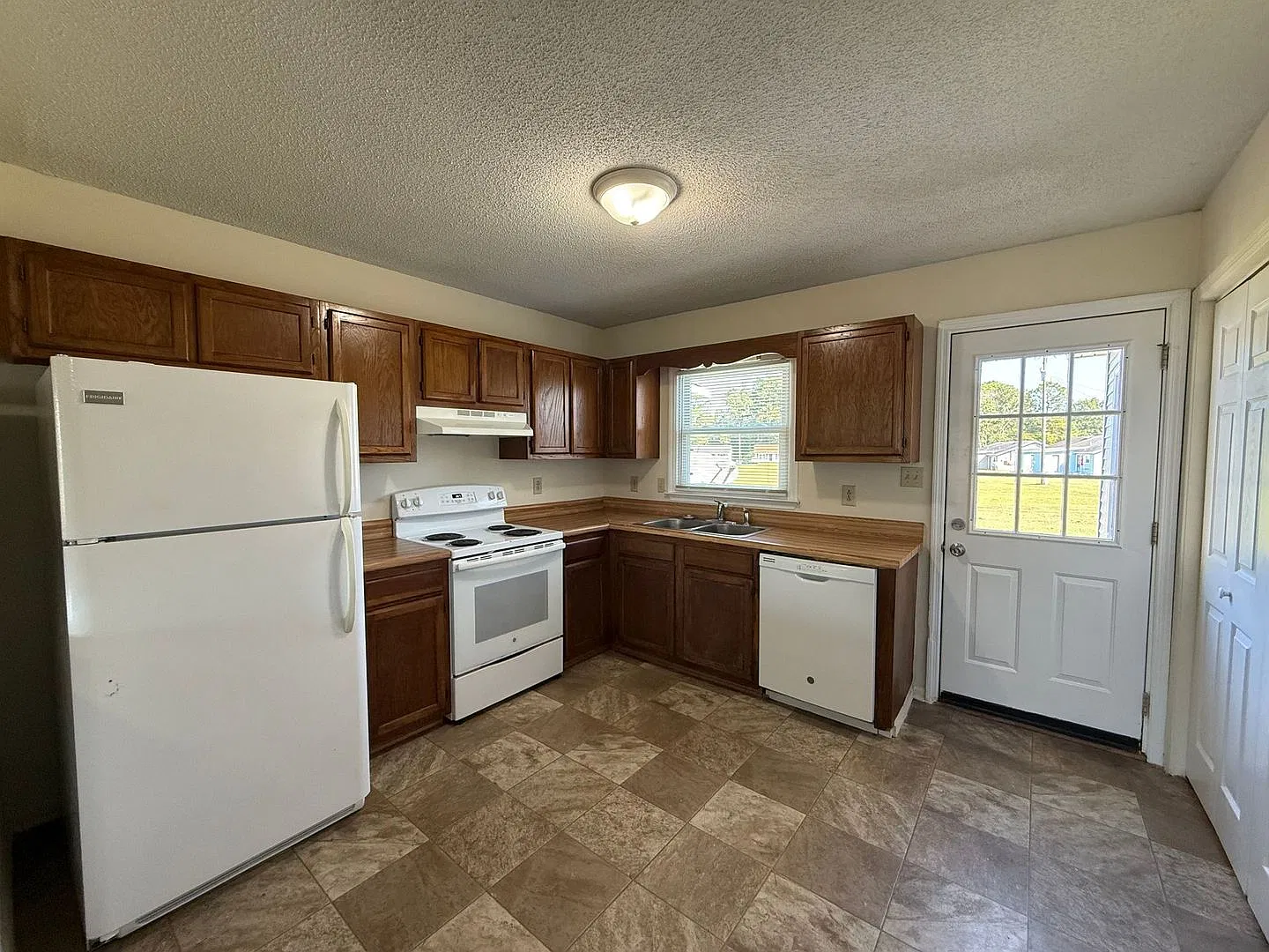 2 bedroom, 1 bath duplex — Photo 2