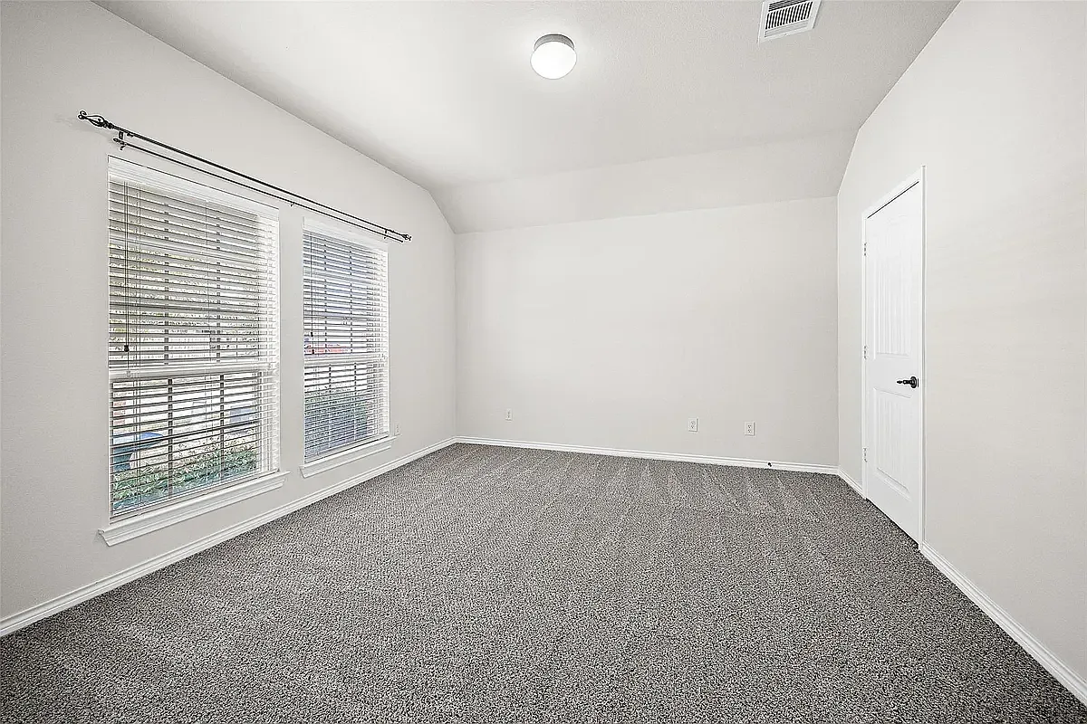 4 bed, 2136 sqft, $2,600 — Photo 3