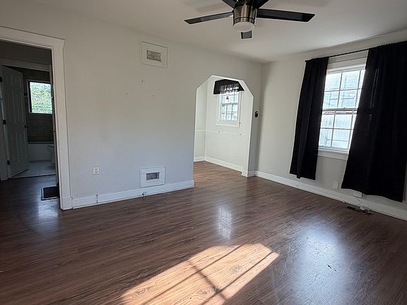 4th image of 834 Seymour Ave