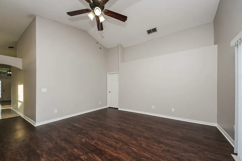 4 bed, 2.0 bath, 1877 sqft, $2,500 — Photo 4