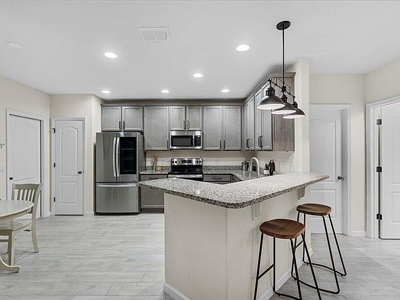 5th image of 717 Simeon Dr
