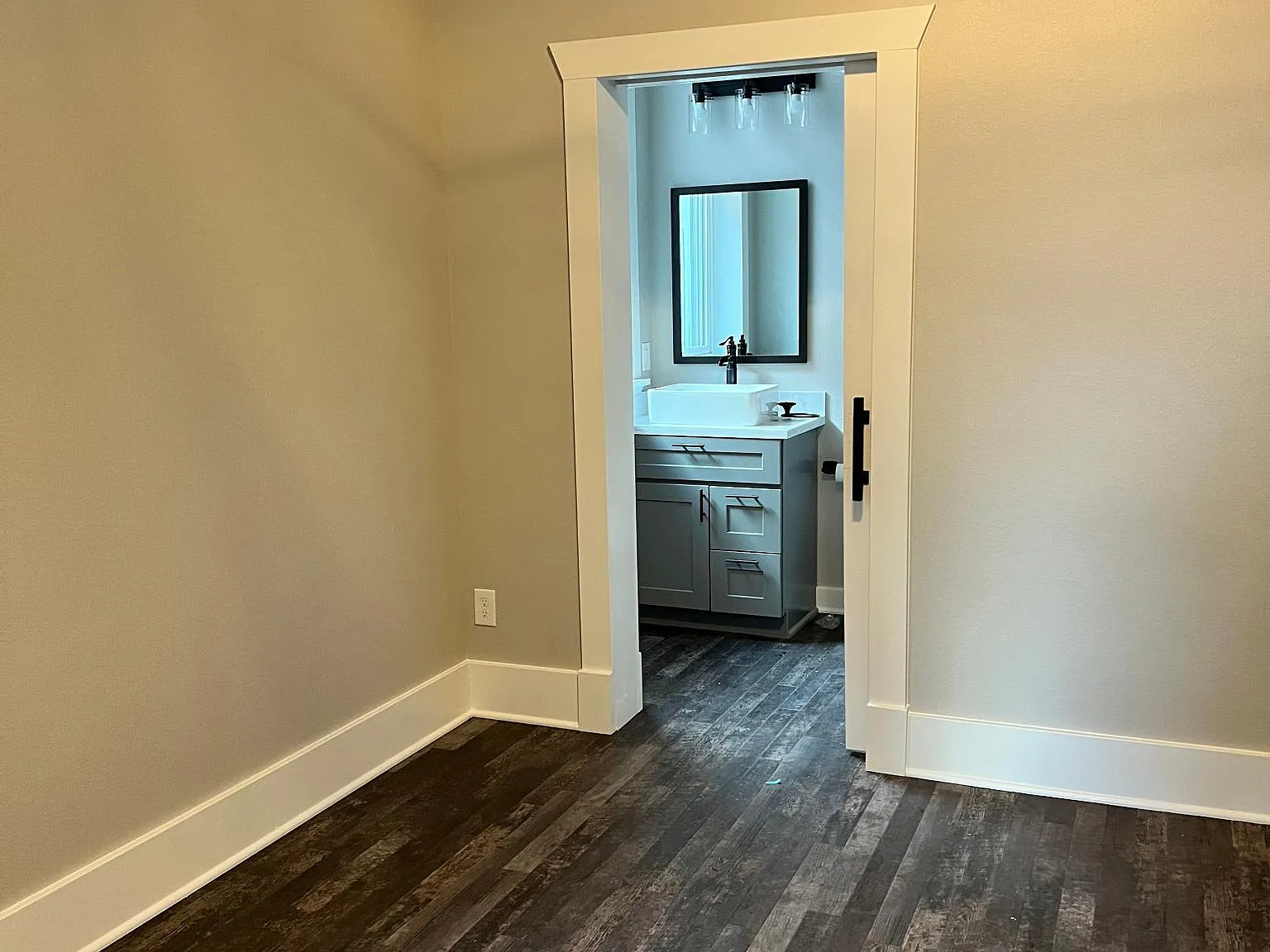 1 bed, 427 sqft, $1,300 — Photo 4