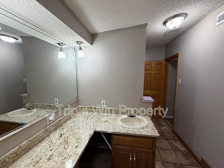 810 Saint Anthony Ln — Photo 36