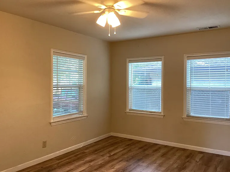 184 E Washington Ave — Photo 5