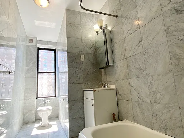 3111 Broadway — Photo 4