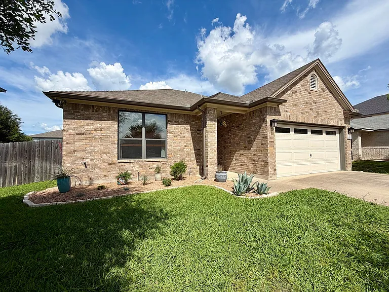 206 Briarwood Dr — Photo 3