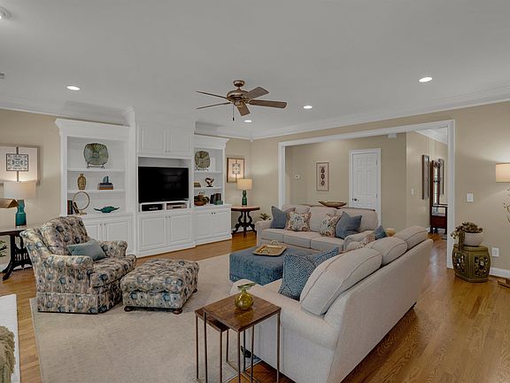 3rd image of 126 Pebblebranch Dr