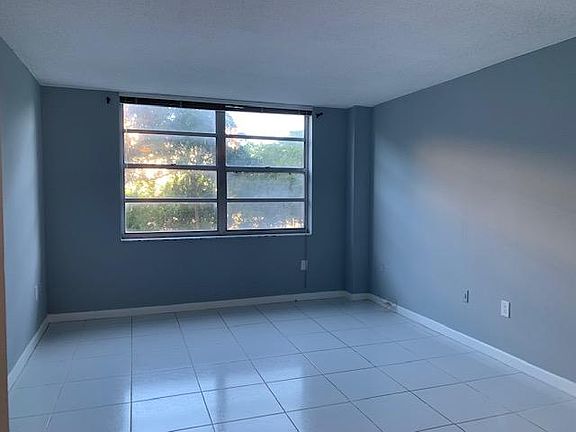 5th image of 2780 NE 183rd St APT 303