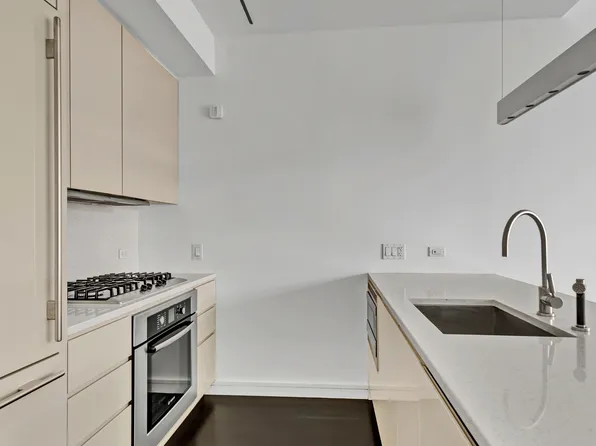 300 East 23rd Street image 5 of 14