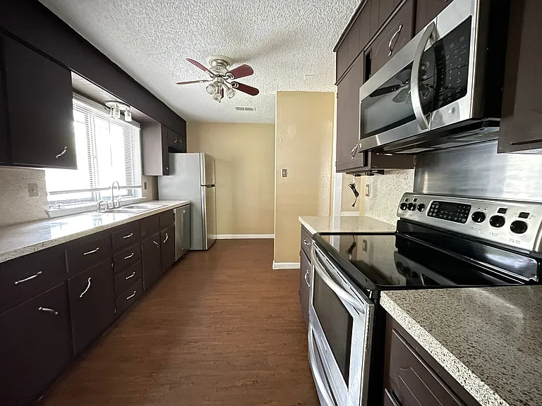 1409 Farhills Dr — Photo 5