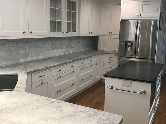 Kitchen w/granite counters