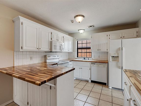4th image of 4510 SW Parkway Dr