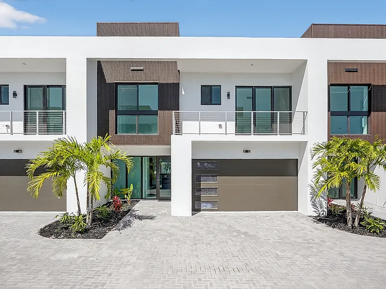 4420 SW 32nd Ave — Photo 1