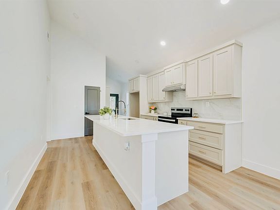 4th image of 618 S Montreal Ave