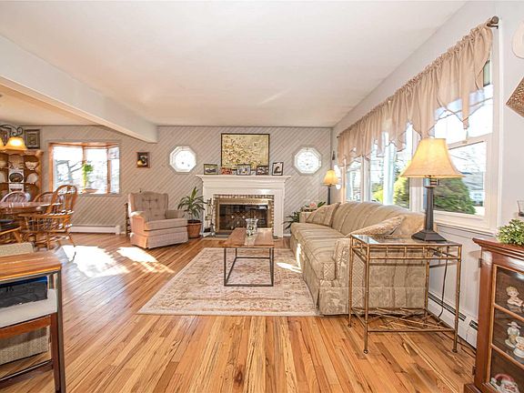4th image of 7 Annette Ln