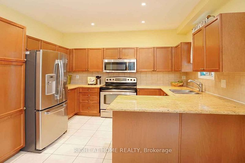 Ajax House for rent - 4 Bedrooms — photo 3
