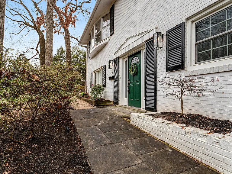 3710 Lorcom Ln — Photo 2