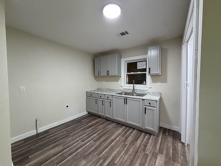 8 E Brooks Rd — Photo 14