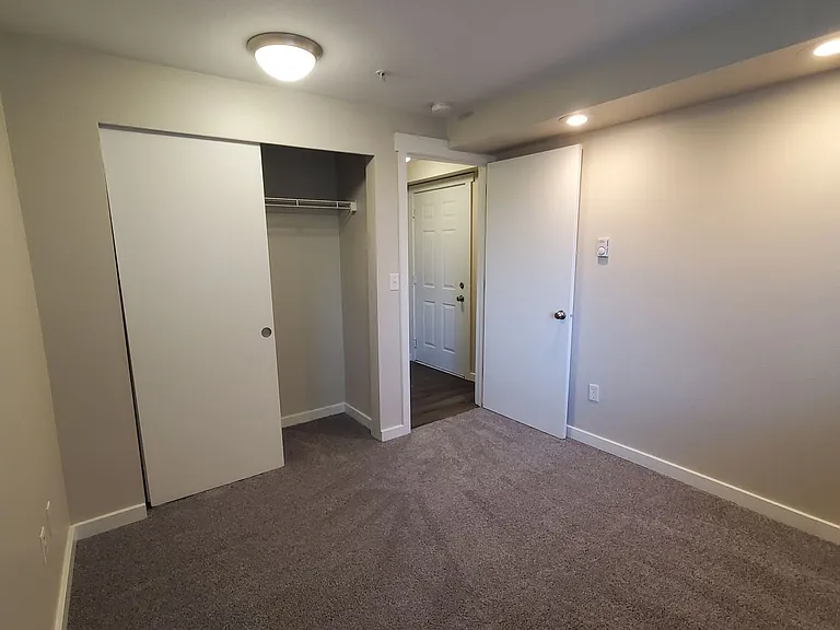 411 10th Ave — Photo 18