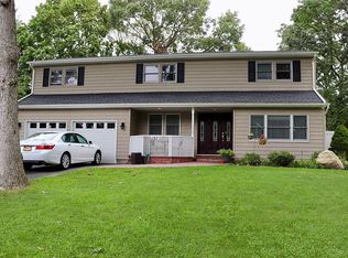 107 Clarendon Rd, Ronkonkoma, NY 11779