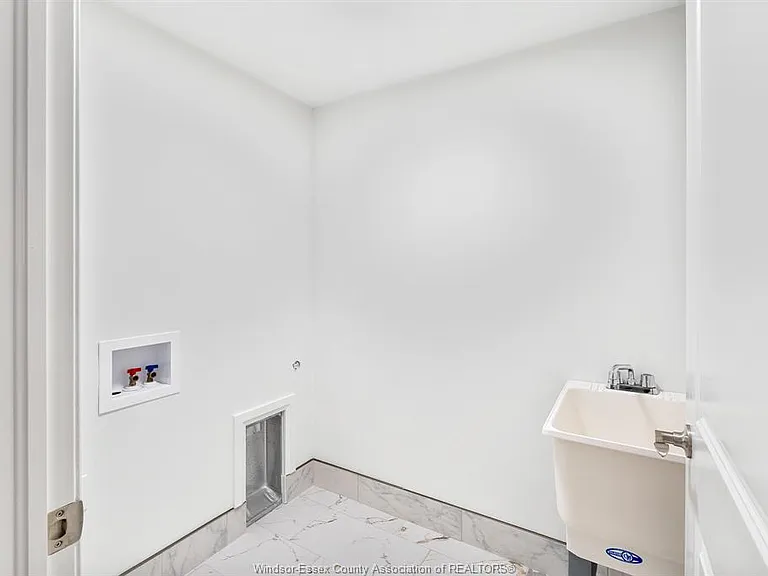 253 Livingstone Cres — Photo 16
