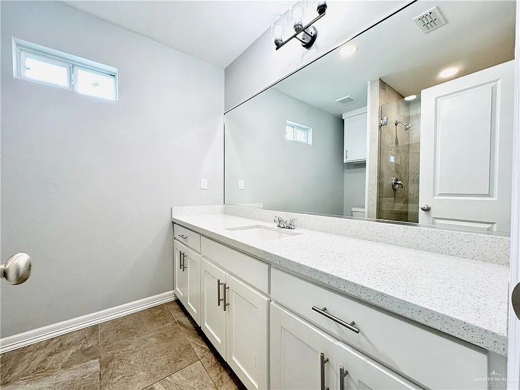2 bed, 1.0 bath, 876 sqft, $1,050 — Photo 3