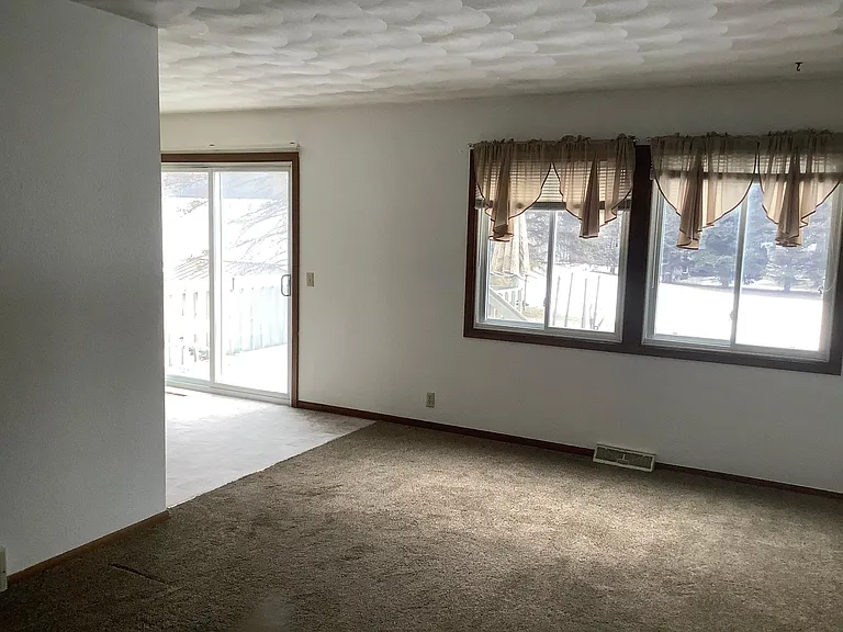 2041 Greenwood Dr — Photo 4