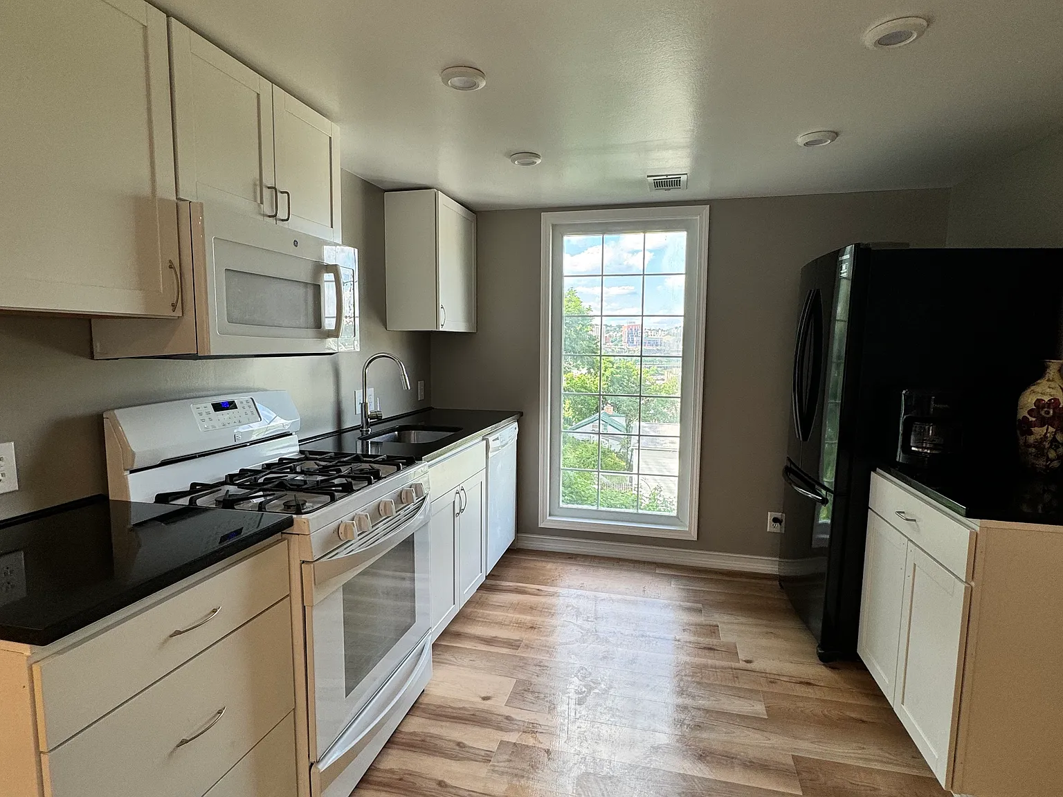 3 bed, 1000 sqft, $1,600 — Photo 3