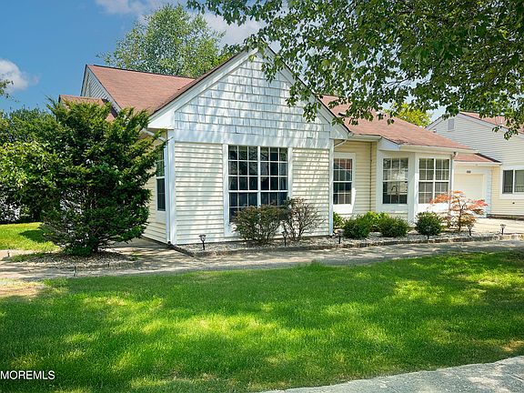 3rd image of 1047A Buckingham Drive