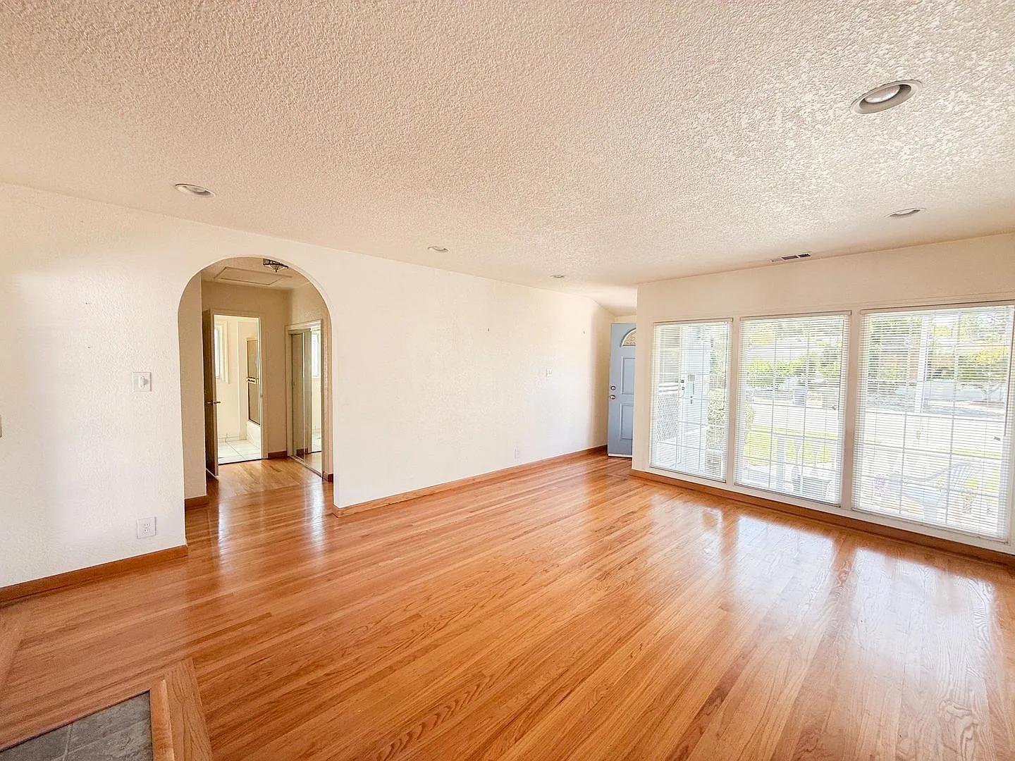 Bright 2 Bed 1 Bath Single-Story Home in Castro Valley's Baywood Neighborhood — Photo 3