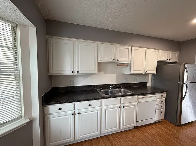 548 Hollomon Dr — Photo 2