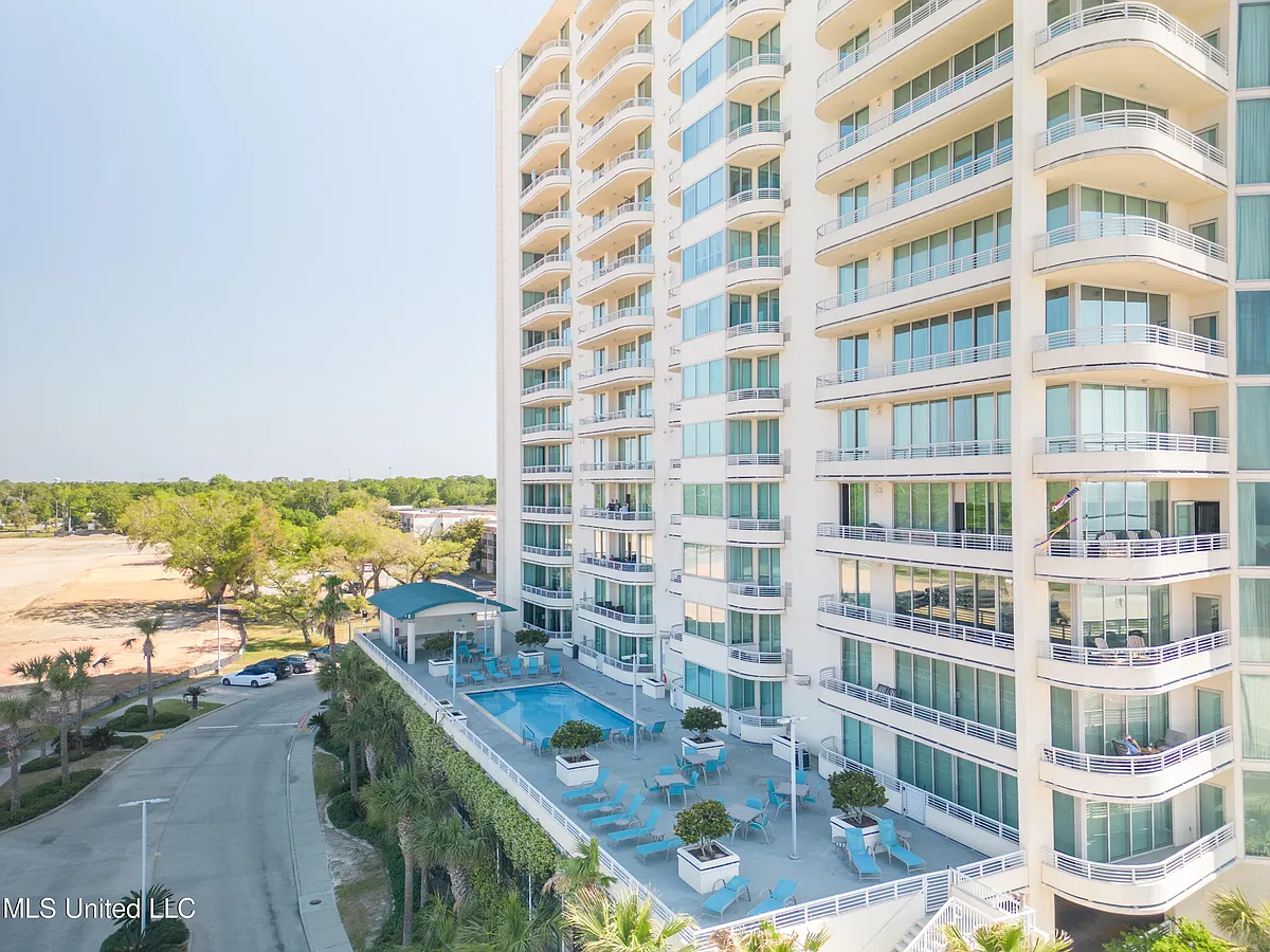 Building Photo - 2060 Beach Blvd #701