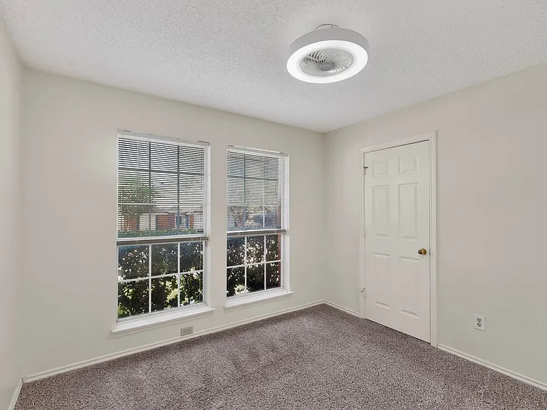 1426 Mapleview Dr — Photo 32