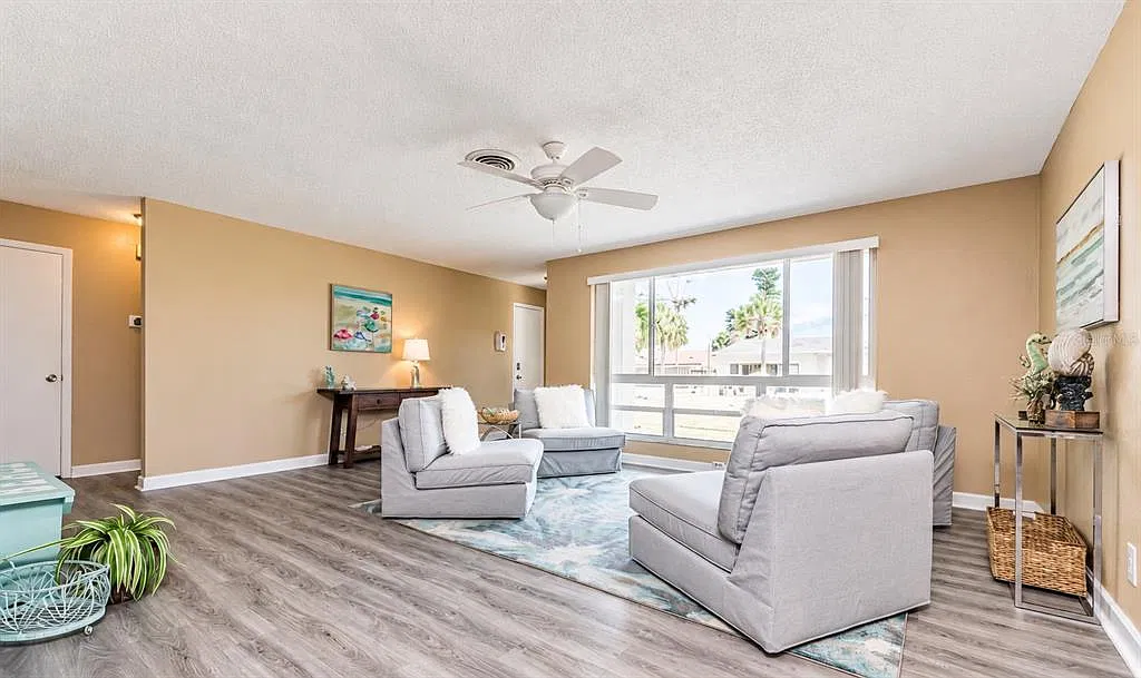 4 bed, 2.0 bath, 1921 sqft, $4,000 — Photo 4