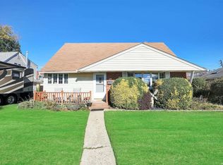 17 Mozart Ln, Bethpage, NY 11714