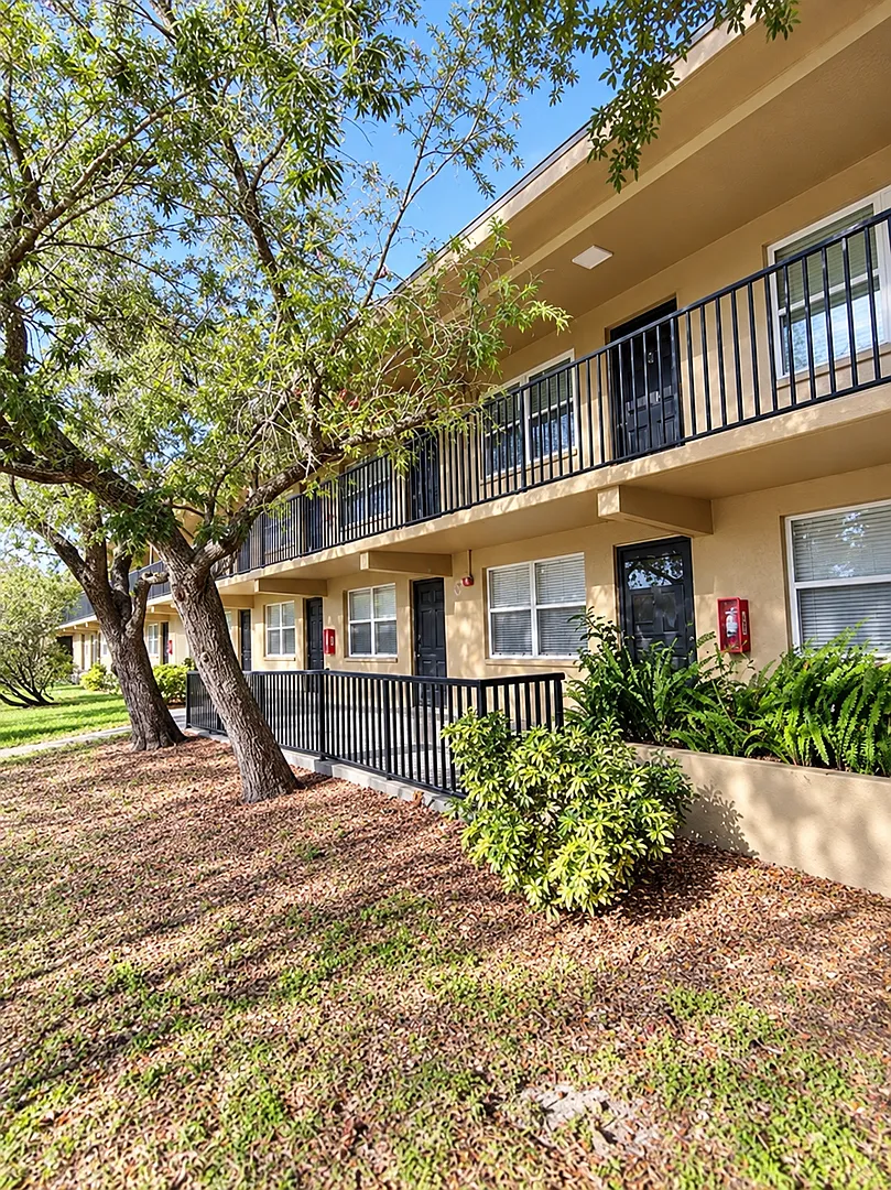 Charming 1-Bedroom Condo in Clearwater Convenient Location Near Shopping and Beaches — Photo 1
