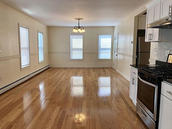 3rd image of 114 Hall Pl #0