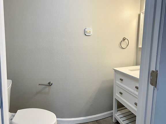 Guest 1/2 bath