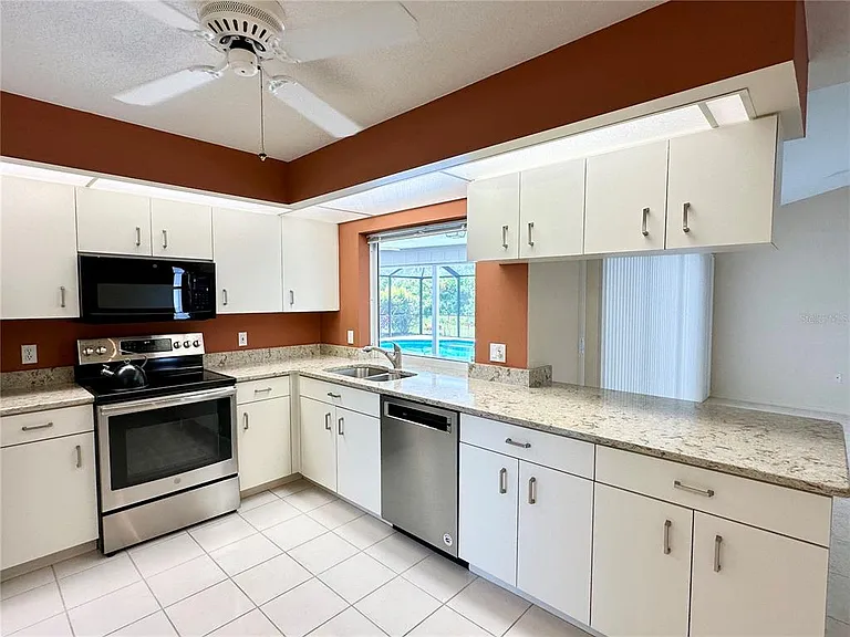 5024 Southern Pine Cir — Photo 4