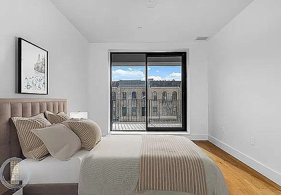4th image of 499 Evergreen Ave #3L