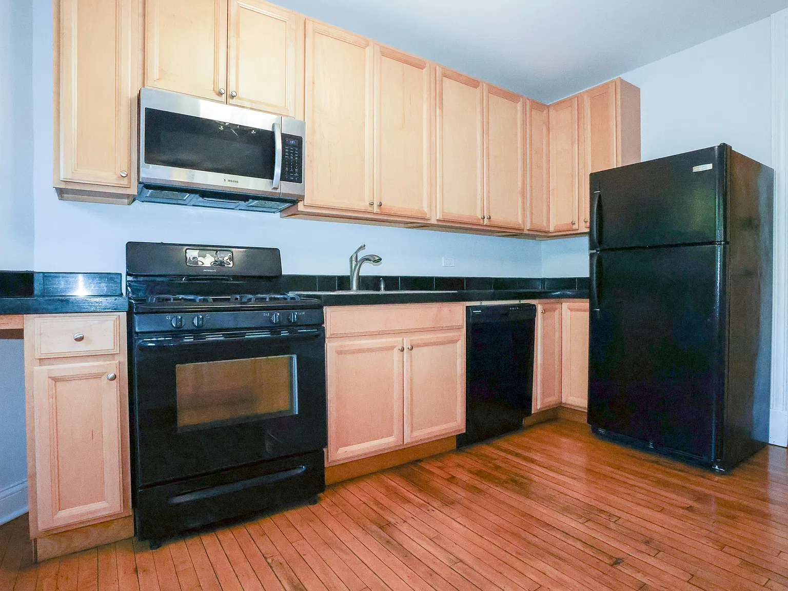 3 bed, 2.0 bath, 1300 sqft, $3,375 — Photo 3