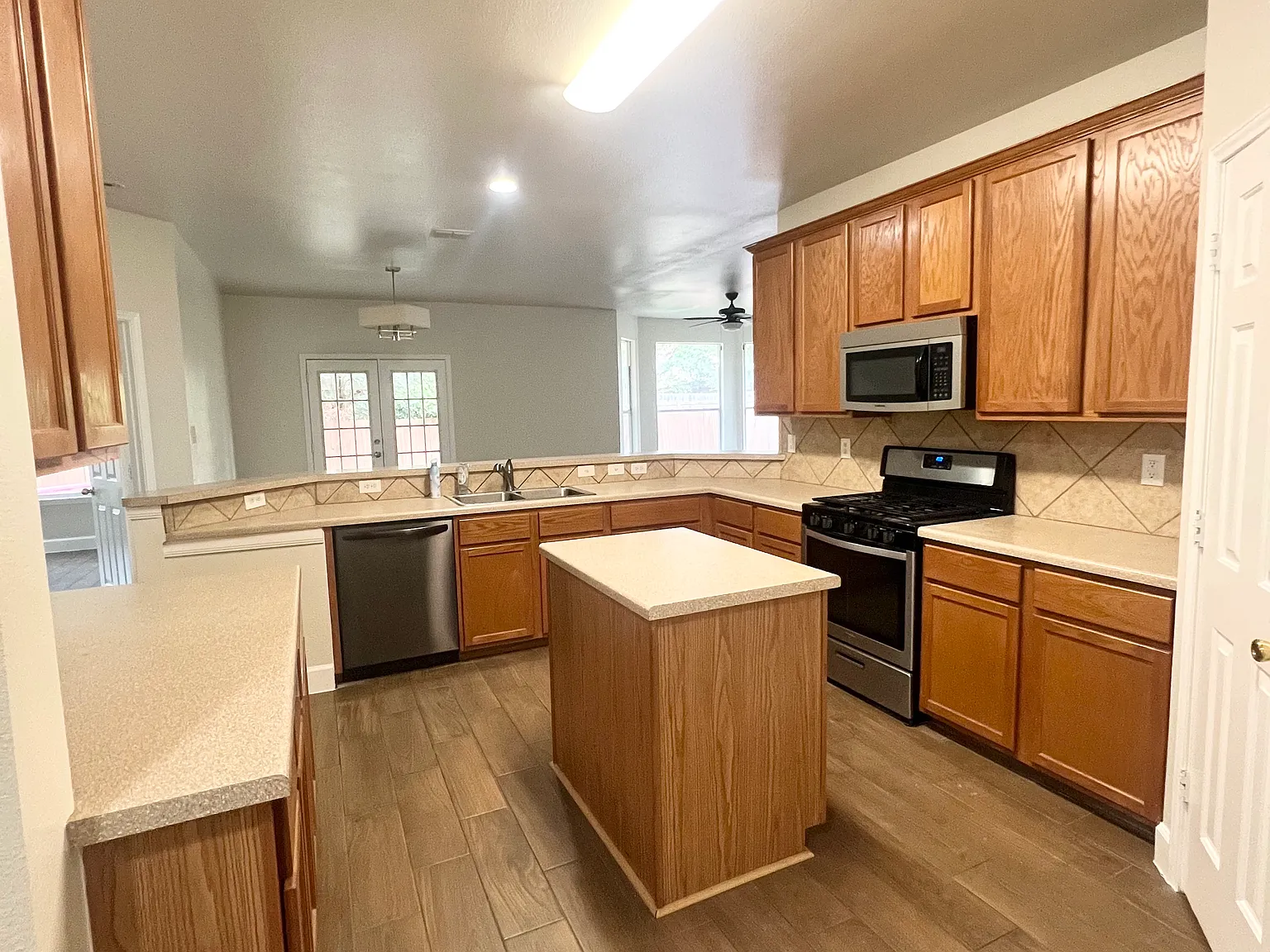 4 bed, 2019 sqft, $1,900 — Photo 3