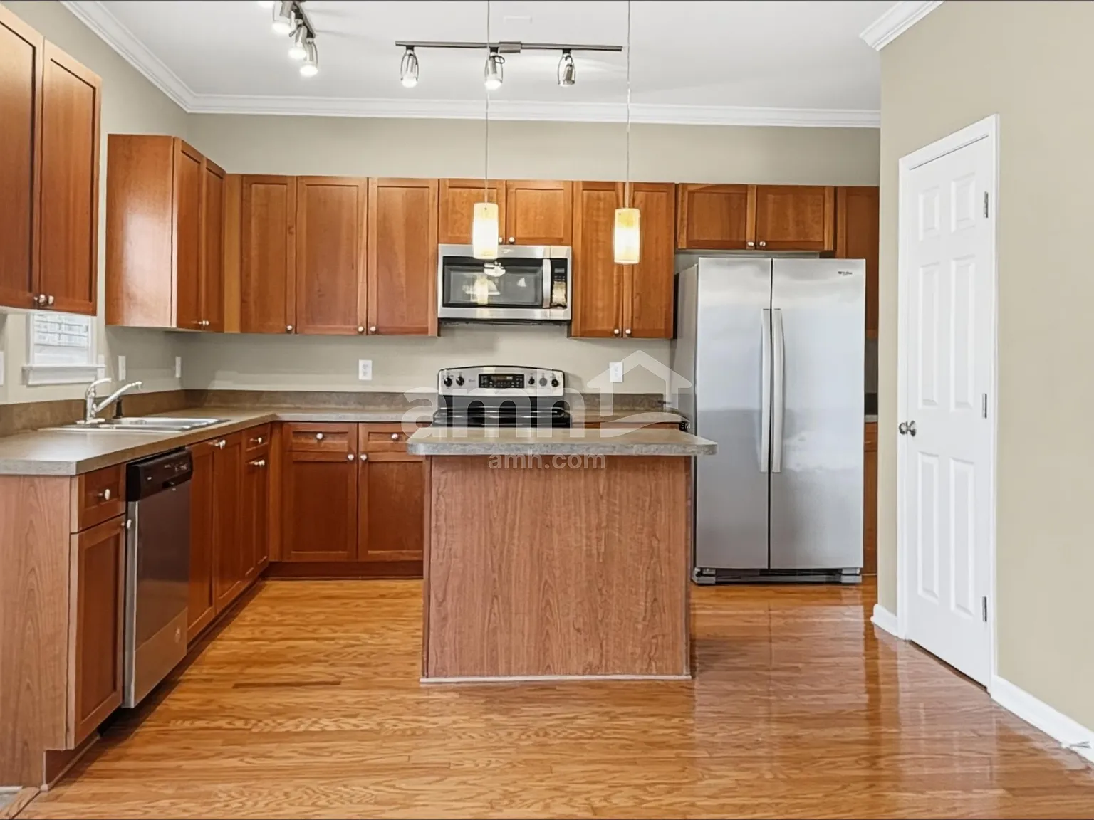 3 bed, 2.5 bath, 2250 sqft, $2,135 — Photo 4