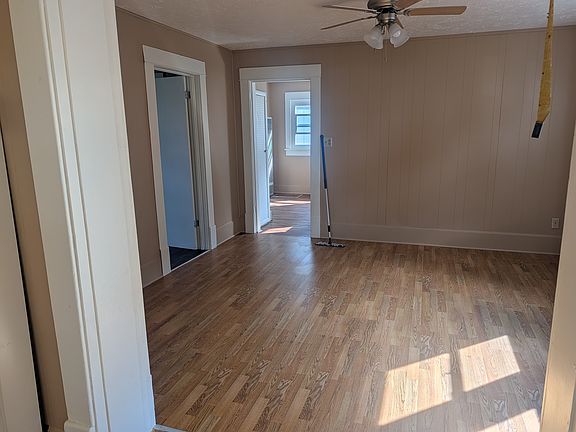 5th image of 606 E 6th St